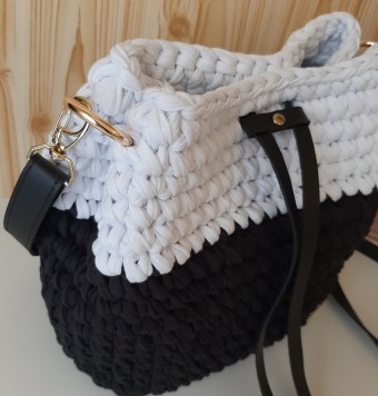 Bolsa saco de crochê bicolor