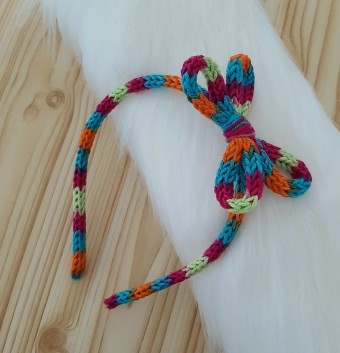 Tiara laço de tricotin